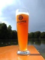 paulaner-hefeweizenbier-glas-mit-logo-englischer-garten-muenchen